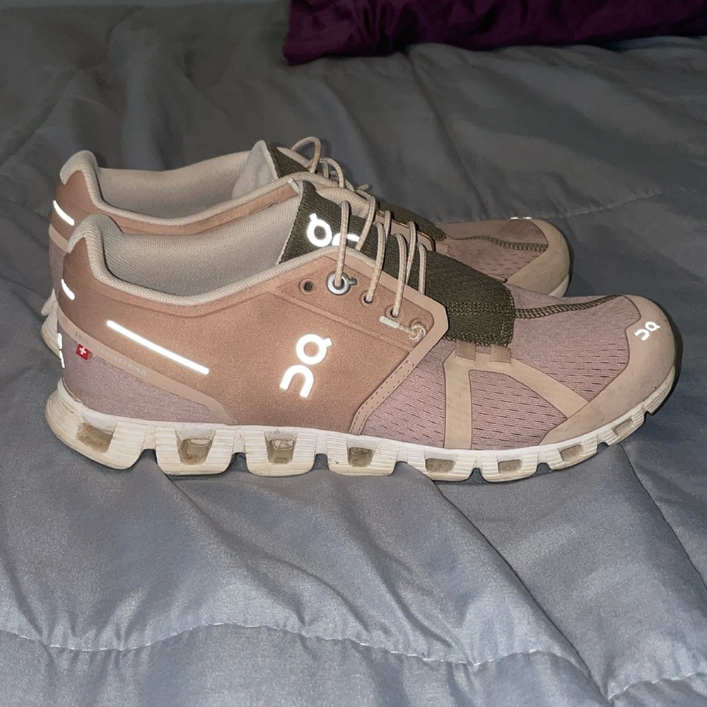 Women’s On Cloud size 9